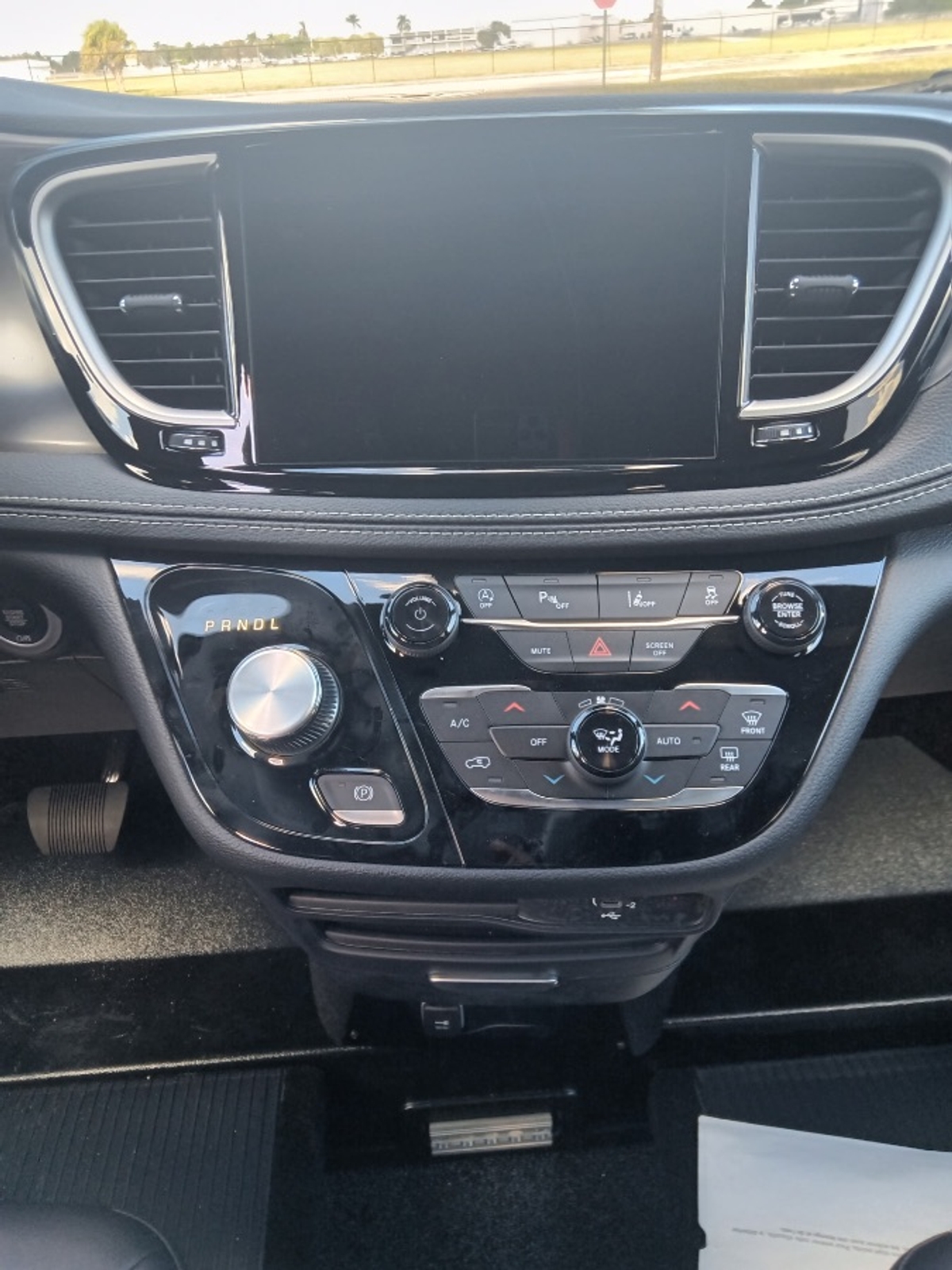 Blue Chrysler Pacifica image number 11