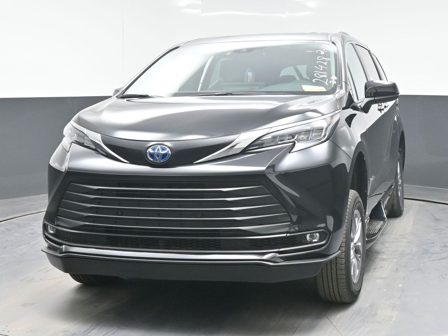 Black Toyota Sienna image number 4