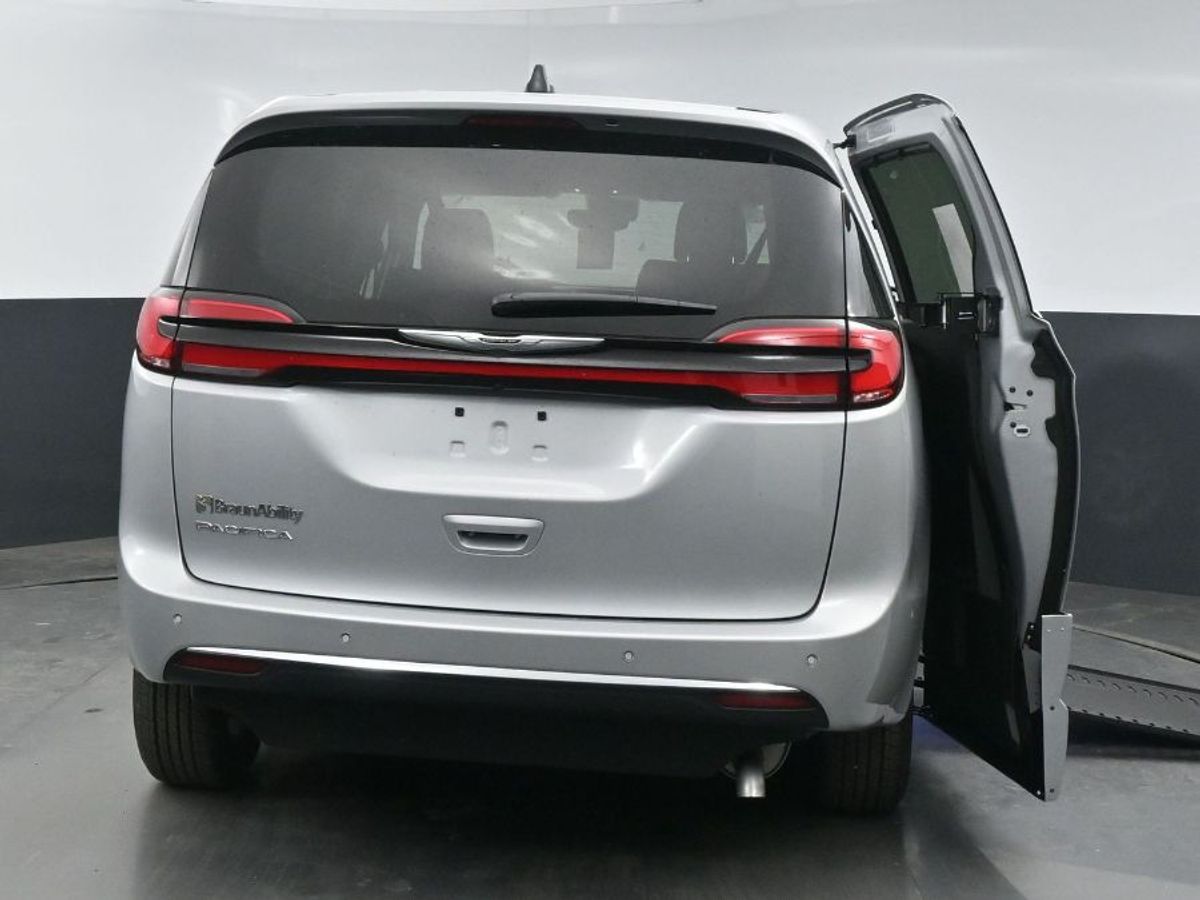 Silver Chrysler Pacifica image number 22