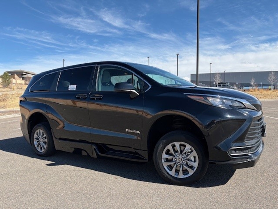 Used 2024 Toyota Sienna Hybrid LE - BraunAbility Side Entry Entry Fold Out Automatic Ramp