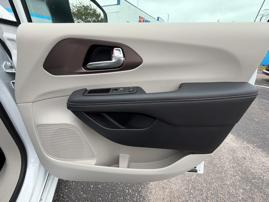 White Chrysler Voyager image number 36