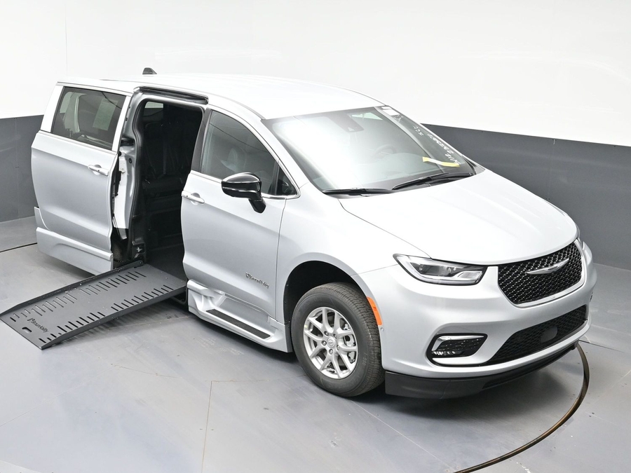 Silver Chrysler Pacifica image number 14