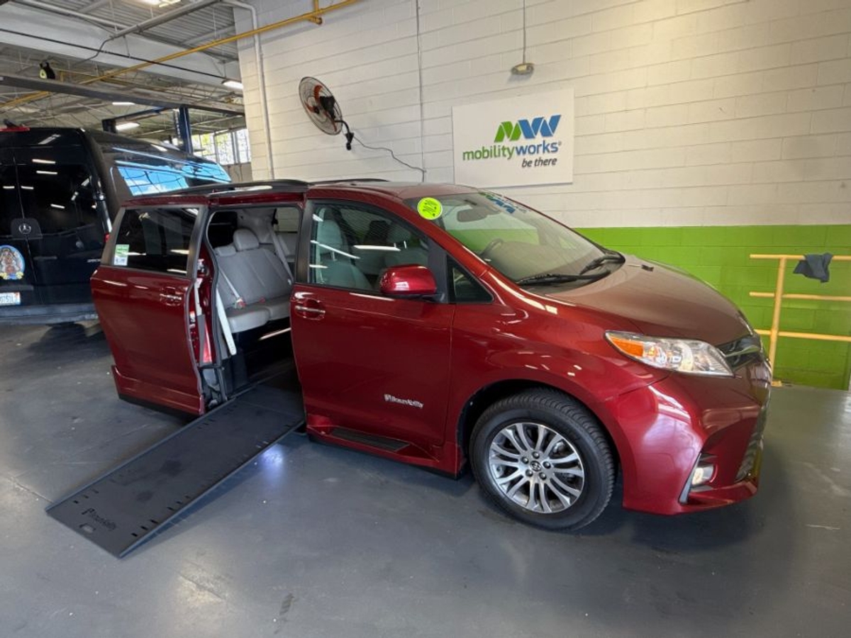 2020 Toyota Sienna XLE's photo