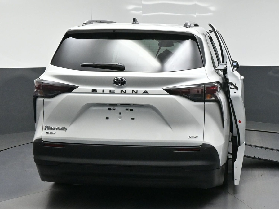 White Toyota Sienna image number 5