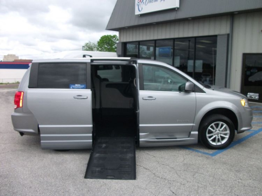 Used 2019 Dodge Grand Caravan SXT - BraunAbility Side Entry Entry Fold Out Automatic Ramp