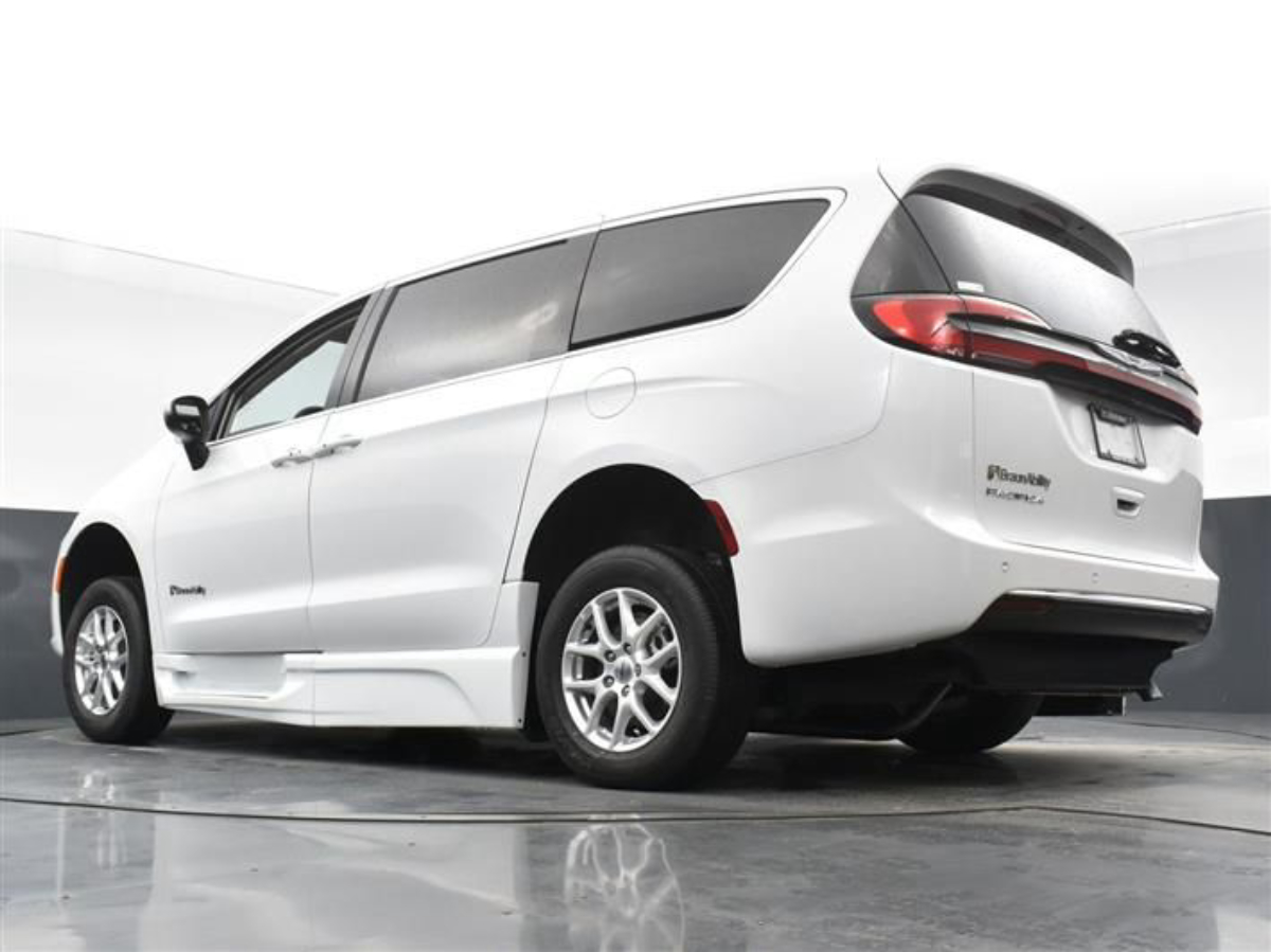 White Chrysler Pacifica image number 18