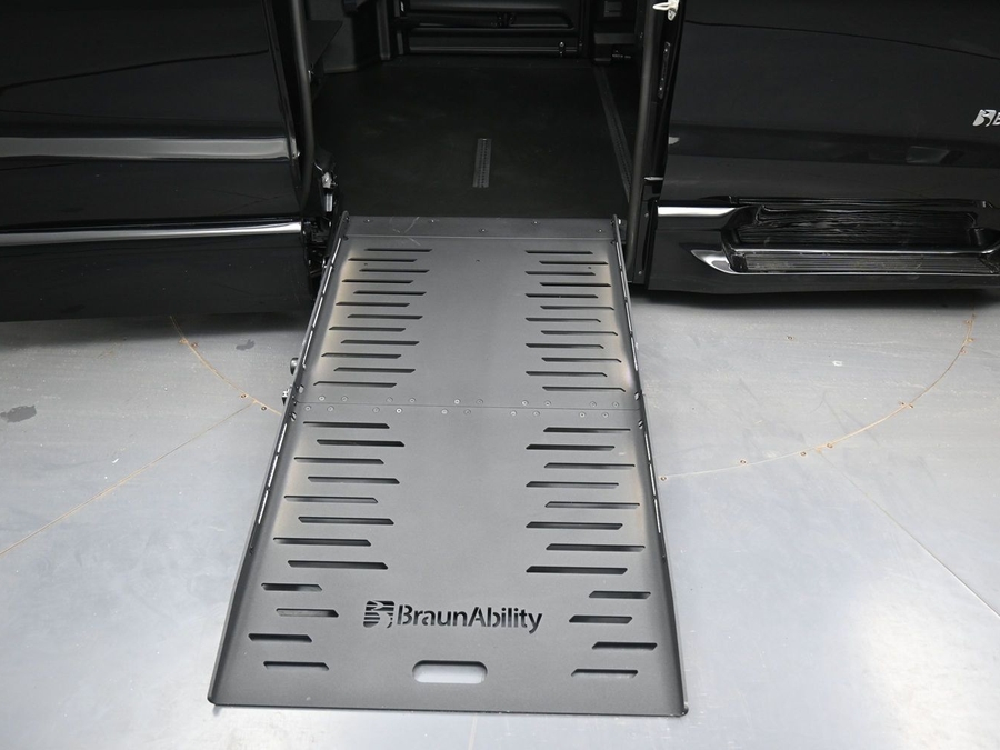 Black Chrysler Pacifica image number 4