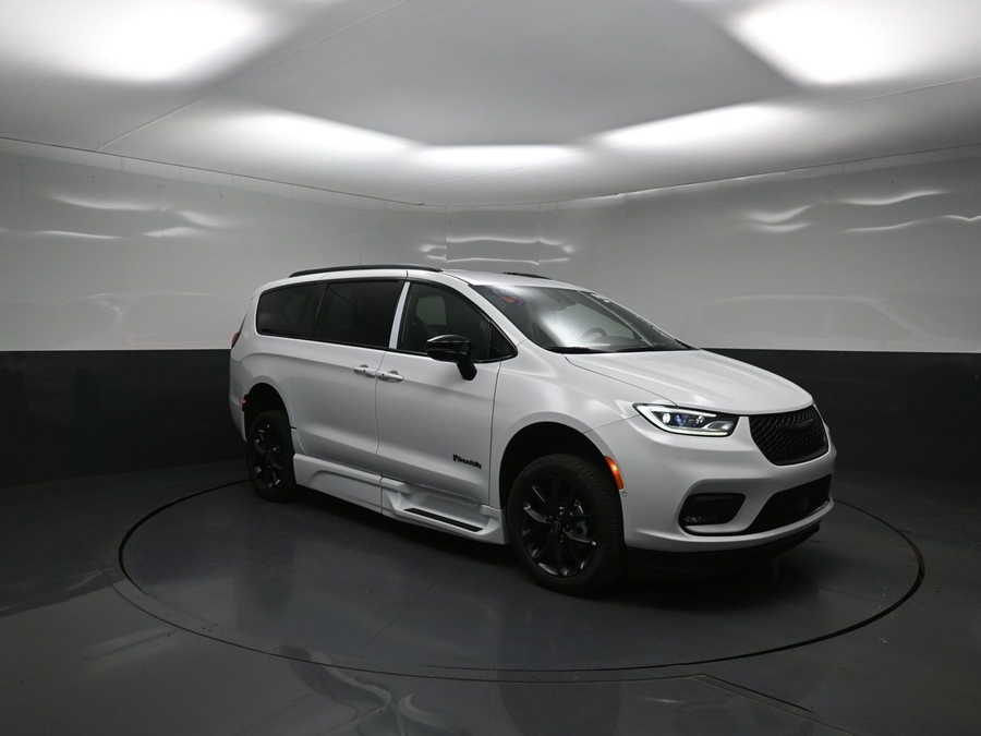 White Chrysler Pacifica image number 14