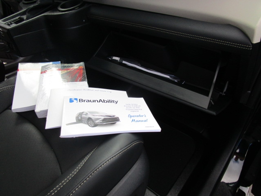 New 2026 Toyota Sienna Hybrid Limited - BraunAbility Side Entry Entry Fold Out Automatic Ramp