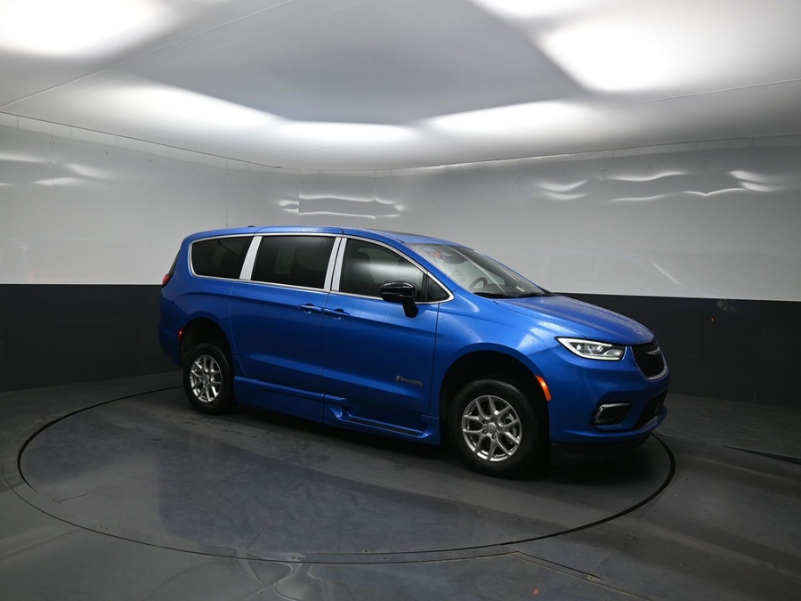 New 2026 Chrysler Pacifica Select Plus - BraunAbility Side Entry Entry Fold Out Automatic Ramp