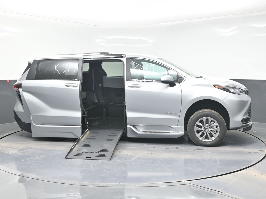 New 2025 Toyota Sienna Hybrid XLE Plus - BraunAbility Side Entry Entry Fold Out Automatic Ramp
