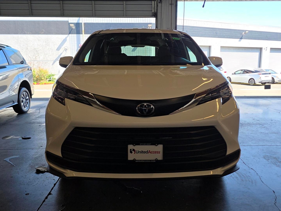 New 2026 Toyota Sienna Hybrid LE - Vantage Mobility Commercial Rear Entry Entry Fold Out Manual Ramp