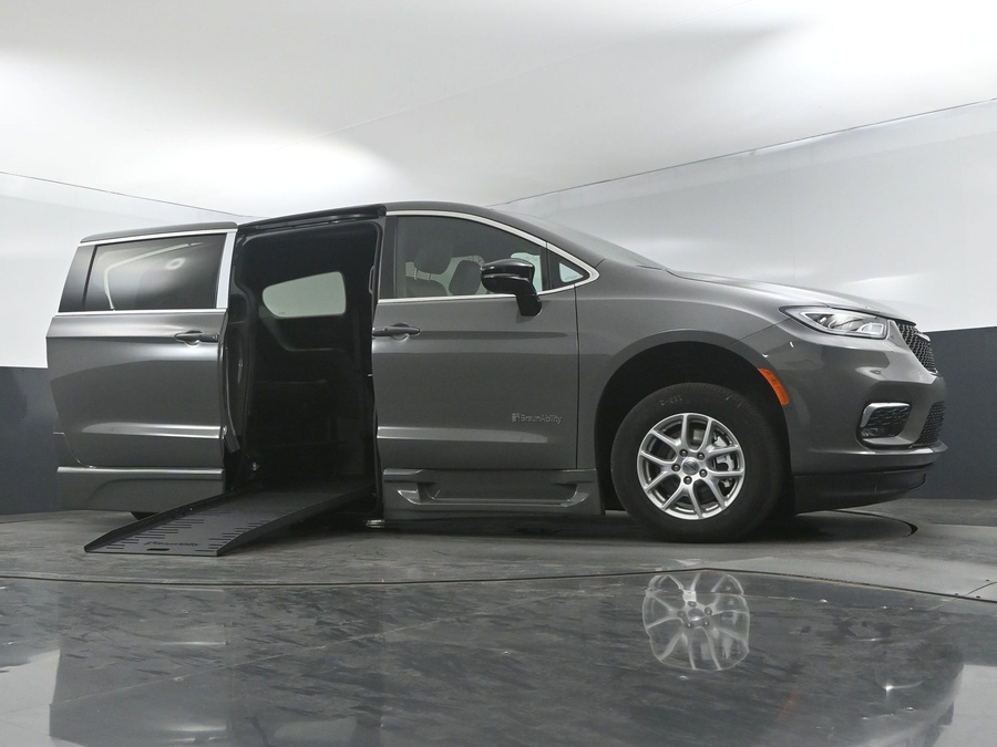 New 2025 Chrysler Pacifica Select Safety - BraunAbility Side Entry Entry Fold Out Automatic Ramp