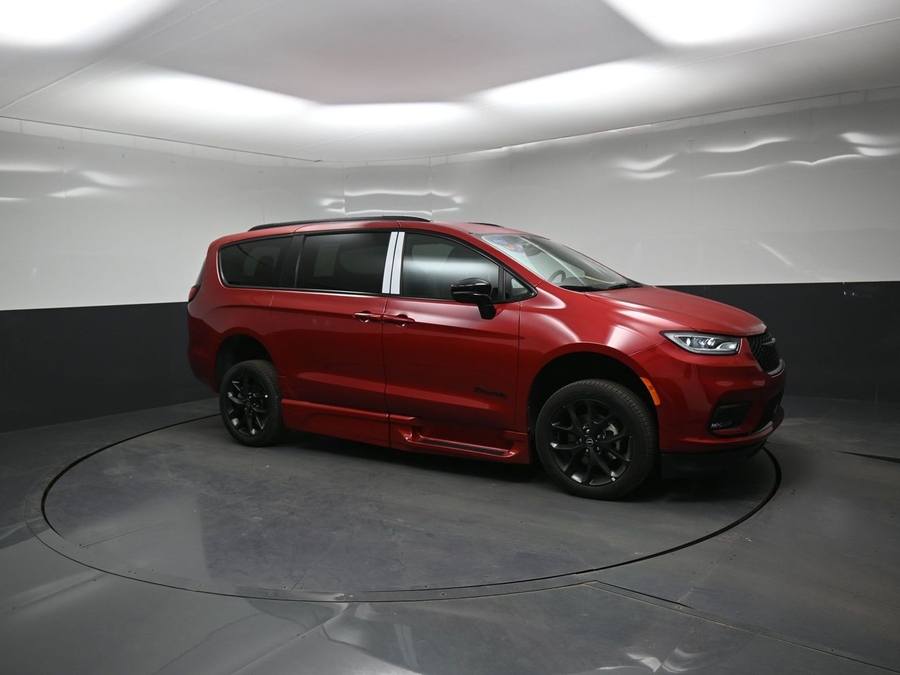 Red Chrysler Pacifica image number 16
