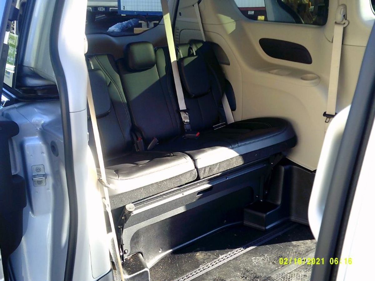 Silver Chrysler Pacifica image number 16