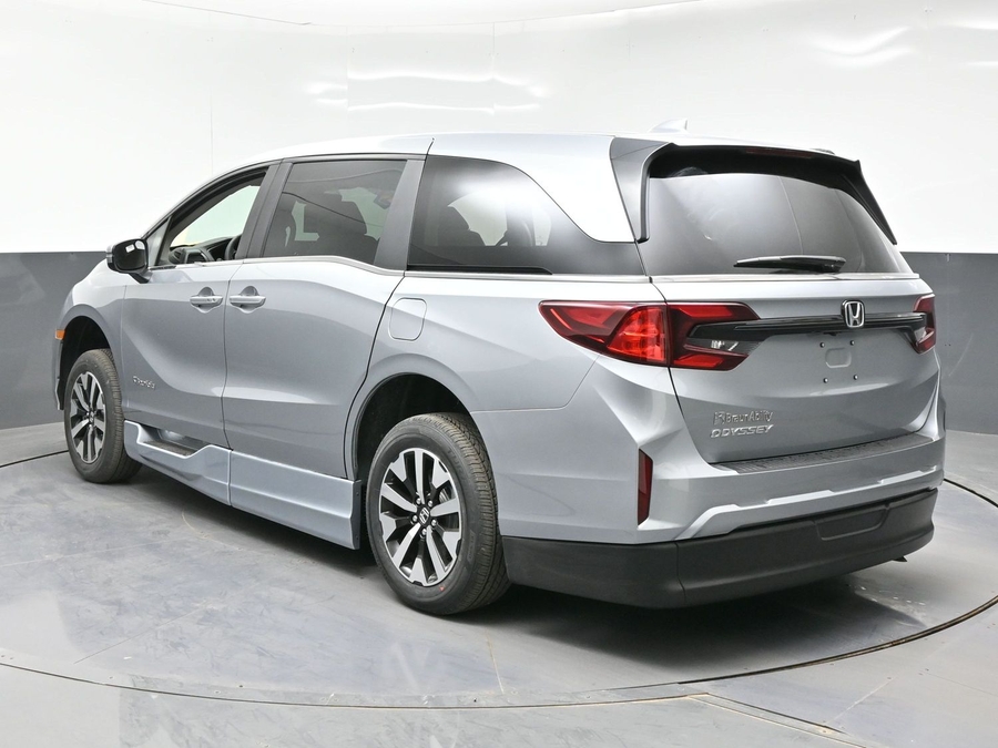 Silver Honda Odyssey image number 4
