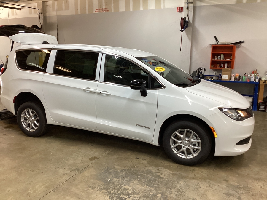 White Chrysler Voyager image number 4