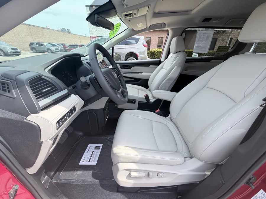 Red Honda Odyssey image number 9