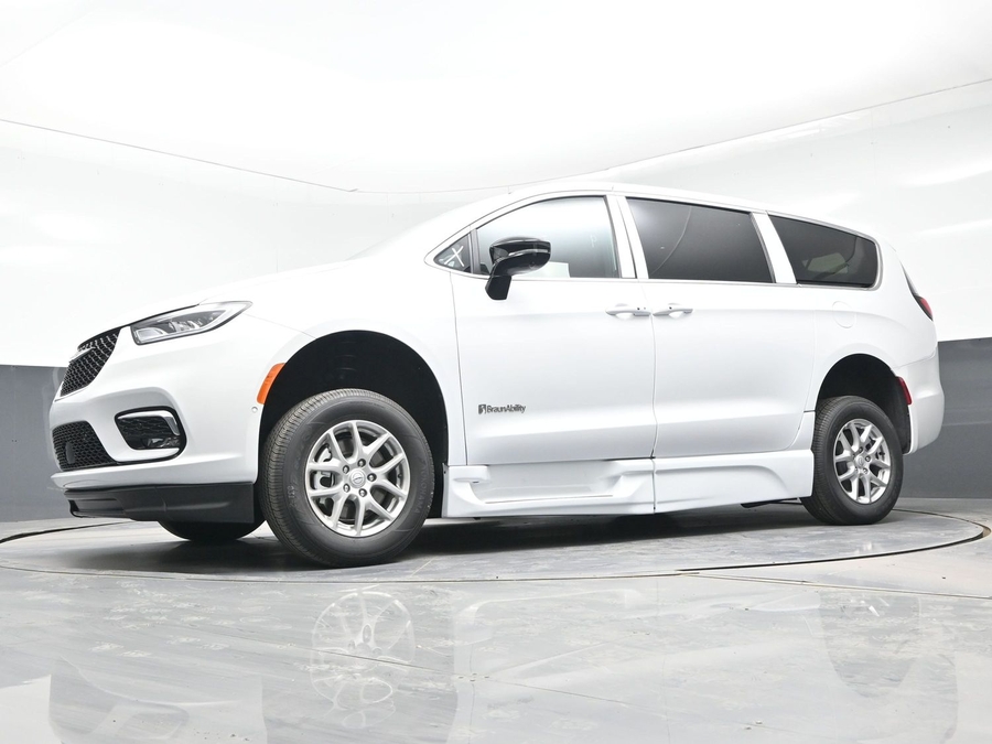 New 2026 Chrysler Pacifica Select Safety - BraunAbility Side Entry Entry Fold Out Automatic Ramp