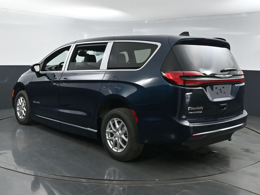 New 2025 Chrysler Pacifica Select Safety - BraunAbility Side Entry Entry Fold Out Automatic Ramp