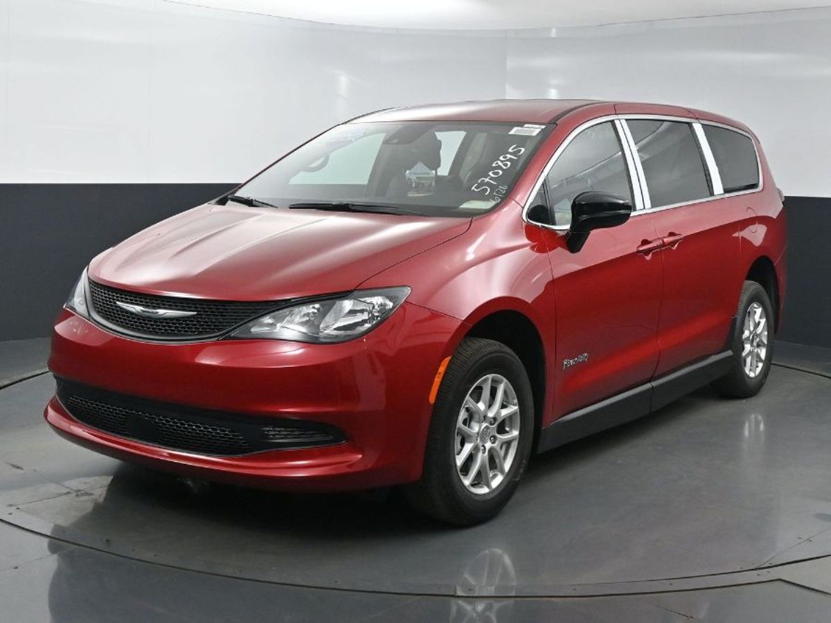 Red Chrysler Voyager image number 2