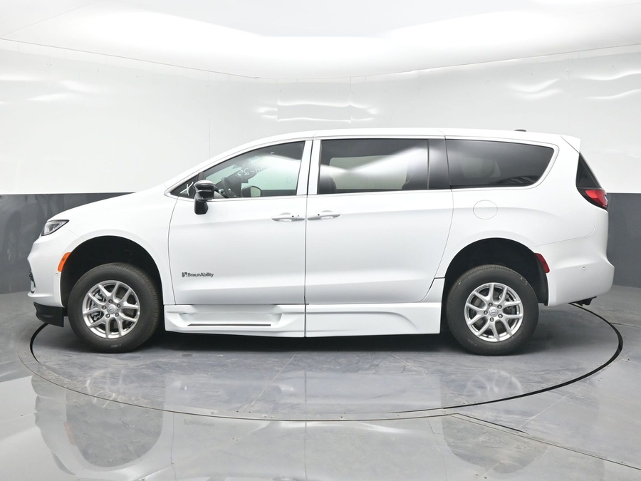 New 2025 Chrysler Pacifica Select Safety - BraunAbility Side Entry Entry In Floor Automatic Ramp