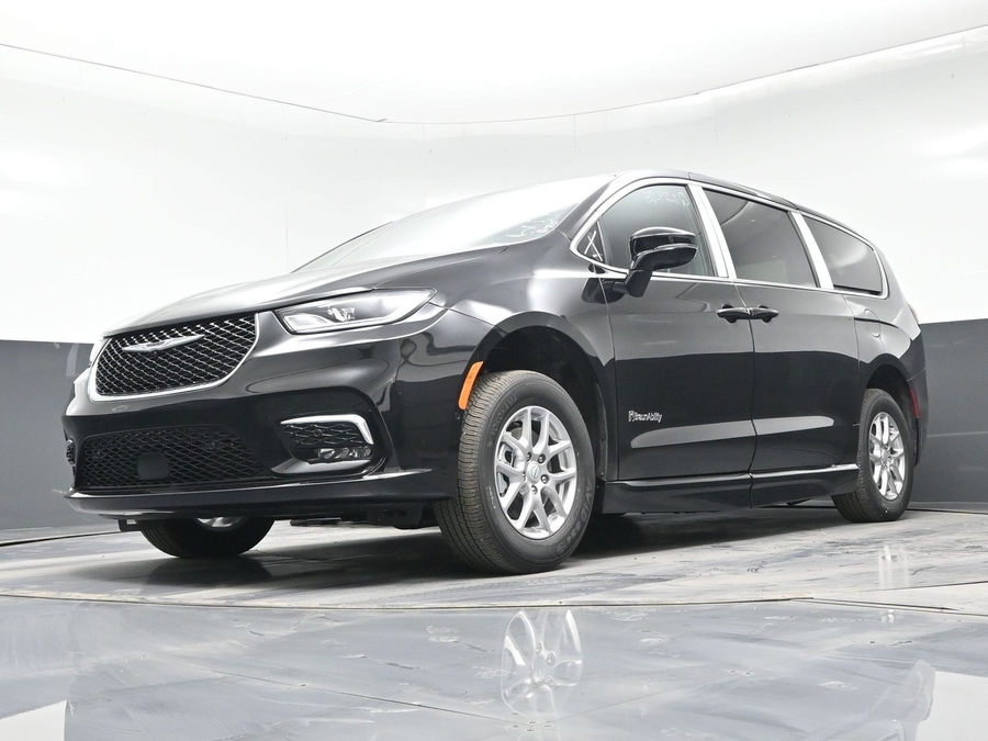 Black Chrysler Pacifica image number 19