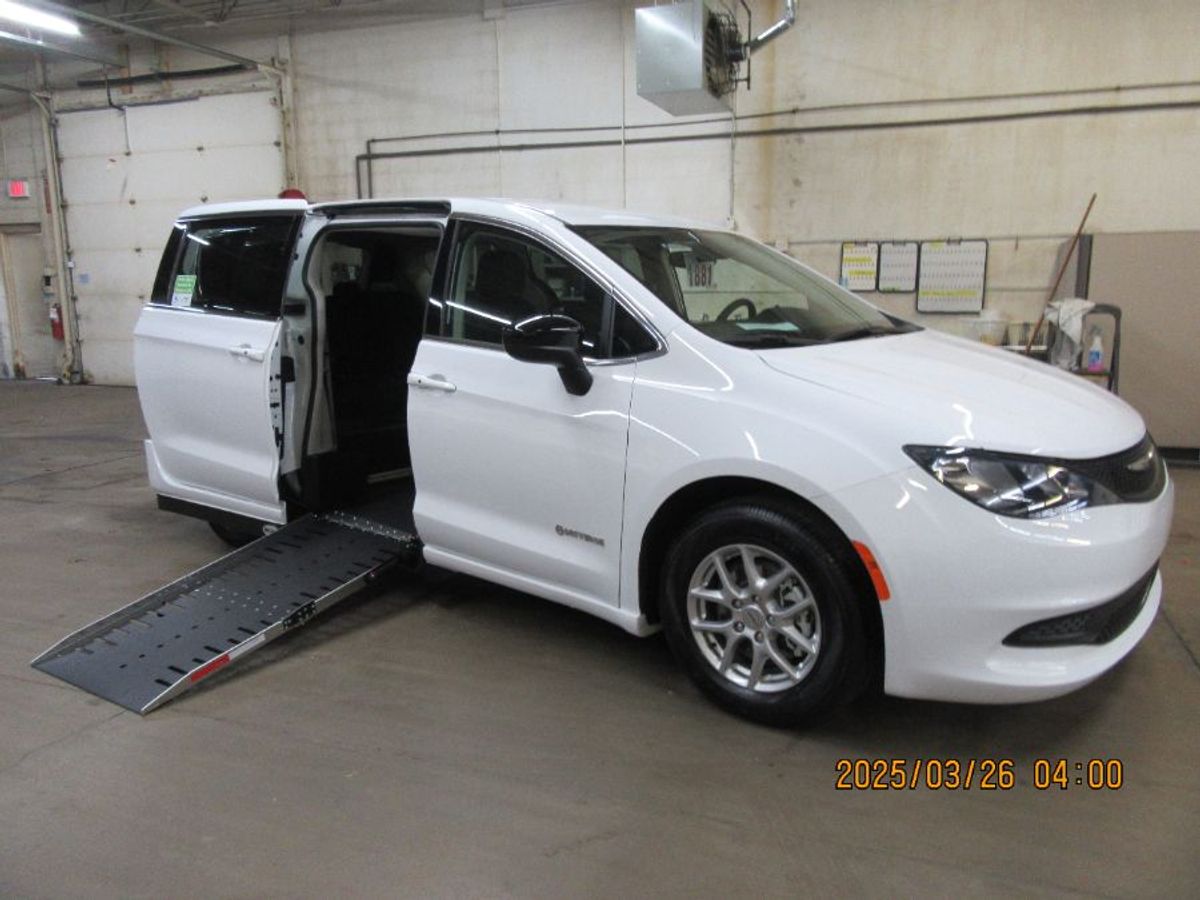 2024 CHRYSLER VOYAGER - Image 2