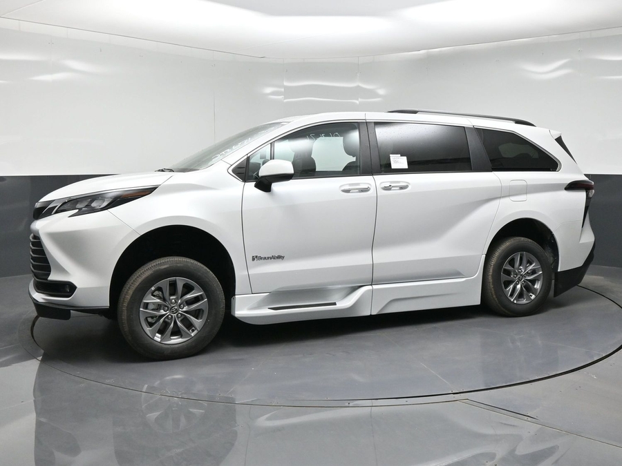 2026 Toyota Sienna XLE - Photo 6
