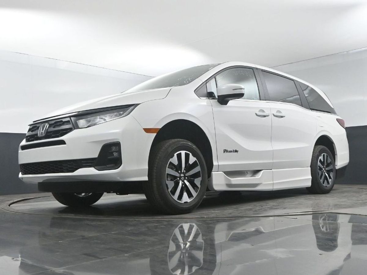White Honda Odyssey image number 18