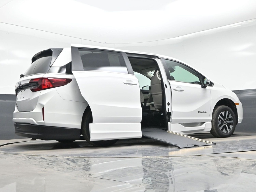 White Honda Odyssey image number 21