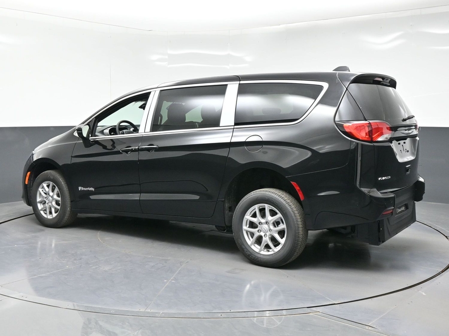 Black Chrysler Voyager image number 3