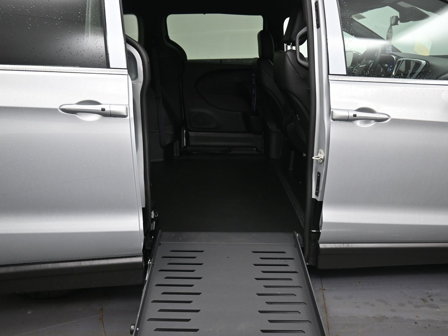 Silver Chrysler Voyager image number 10