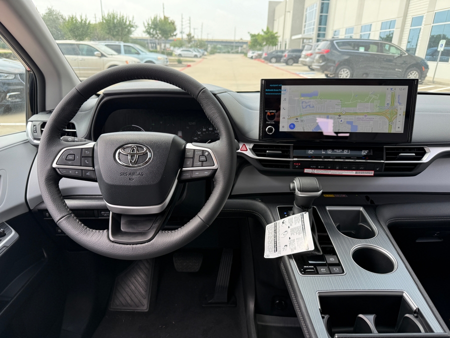 Imagen de la Toyota Sienna negra número 14