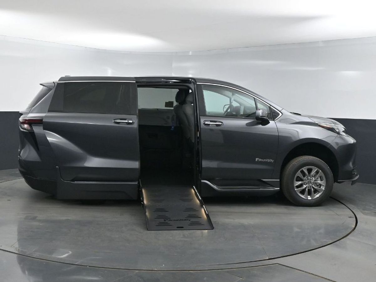 Grey Toyota Sienna image number 7