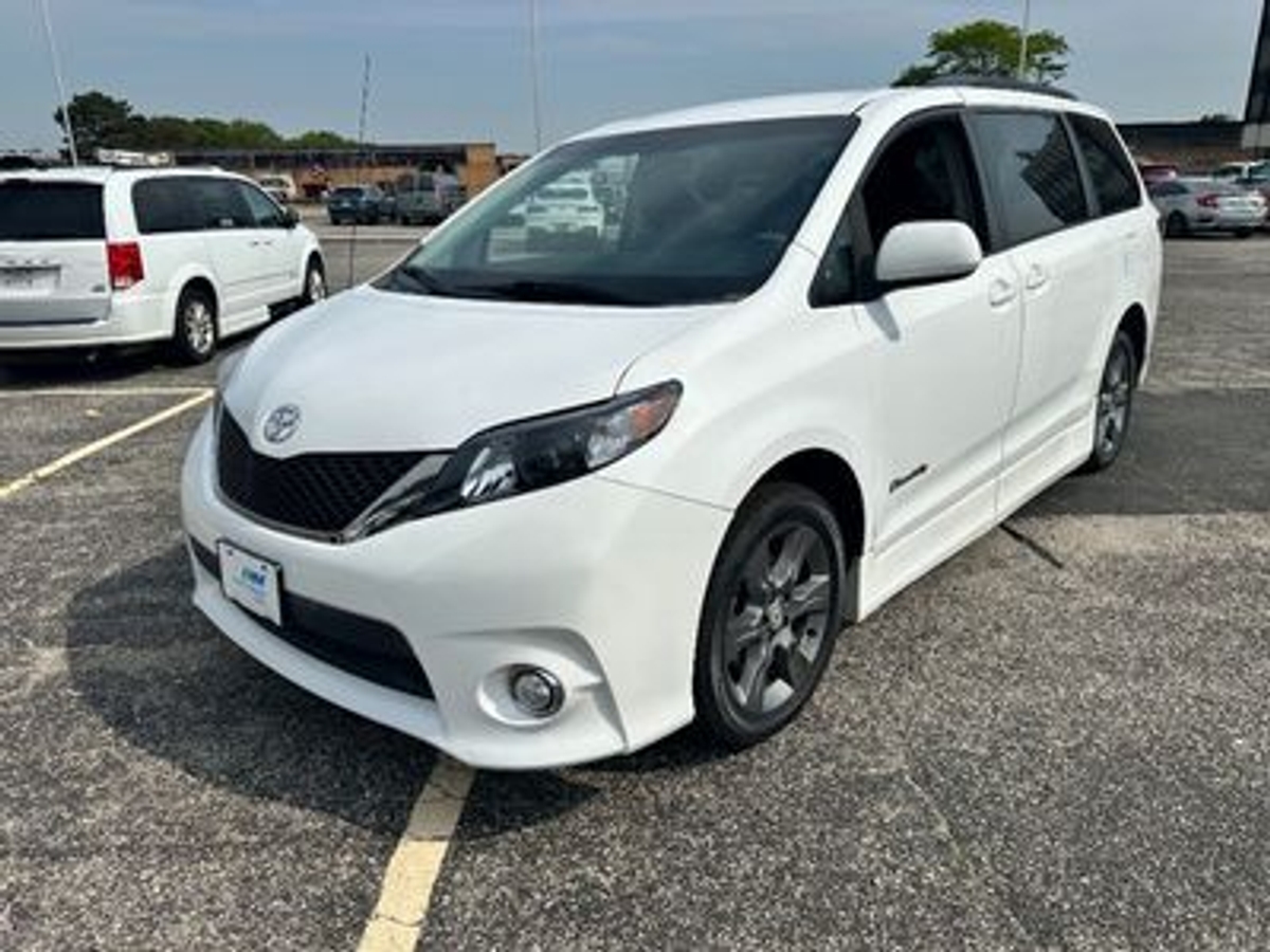 2011 TOYOTA SIENNA - Image 7