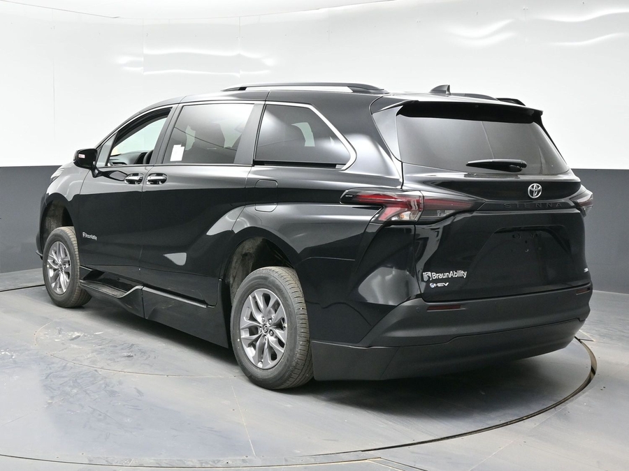 Black Toyota Sienna image number 4