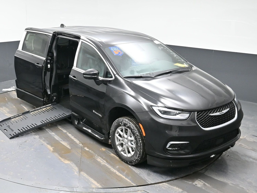 Black Chrysler Pacifica image number 7