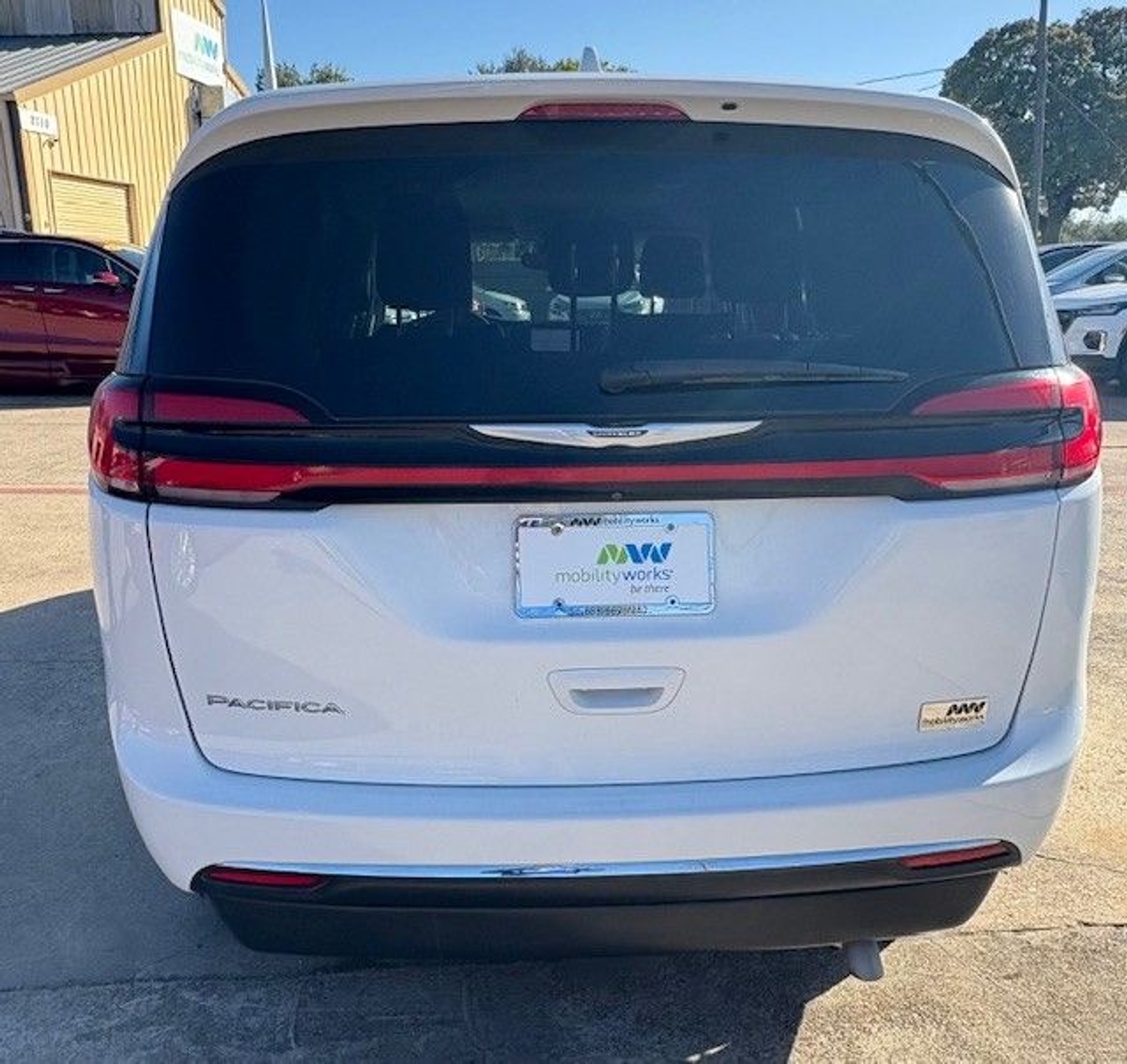 White Chrysler Pacifica image number 13