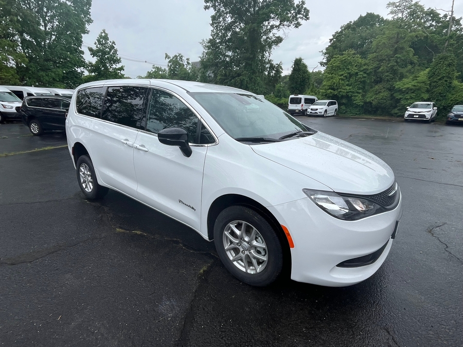 White Chrysler Voyager image number 9