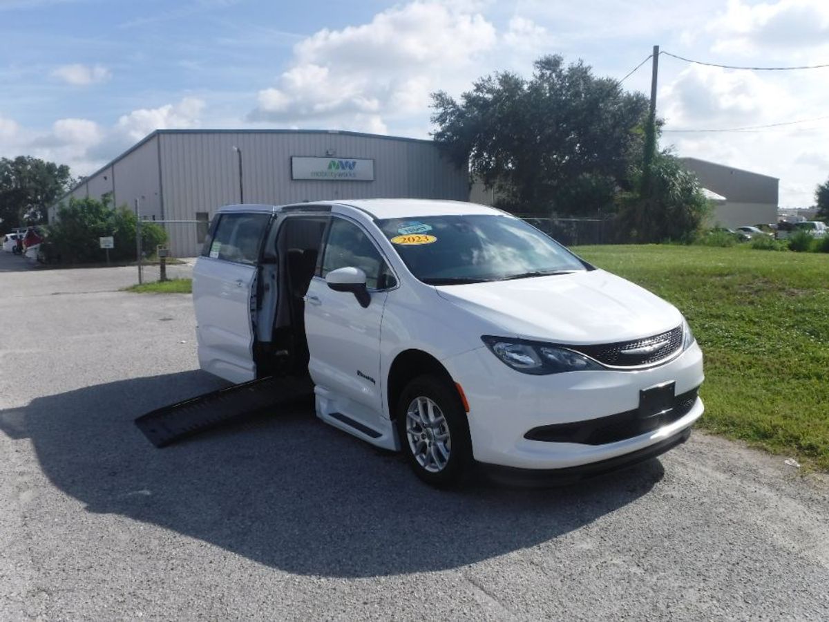 2023 CHRYSLER VOYAGER - Image 2