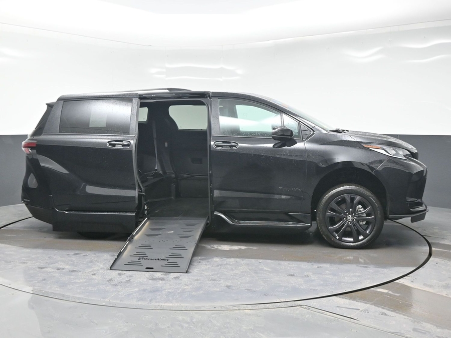 New 2025 Toyota Sienna Hybrid XSE Sport - BraunAbility Side Entry Entry Fold Out Automatic Ramp