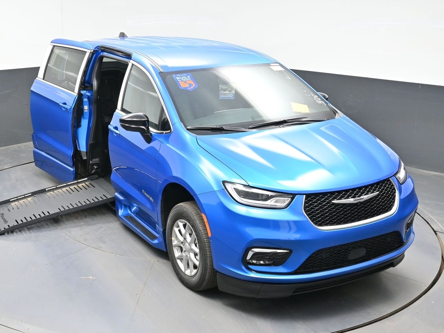 Blue Chrysler Pacifica image number 20