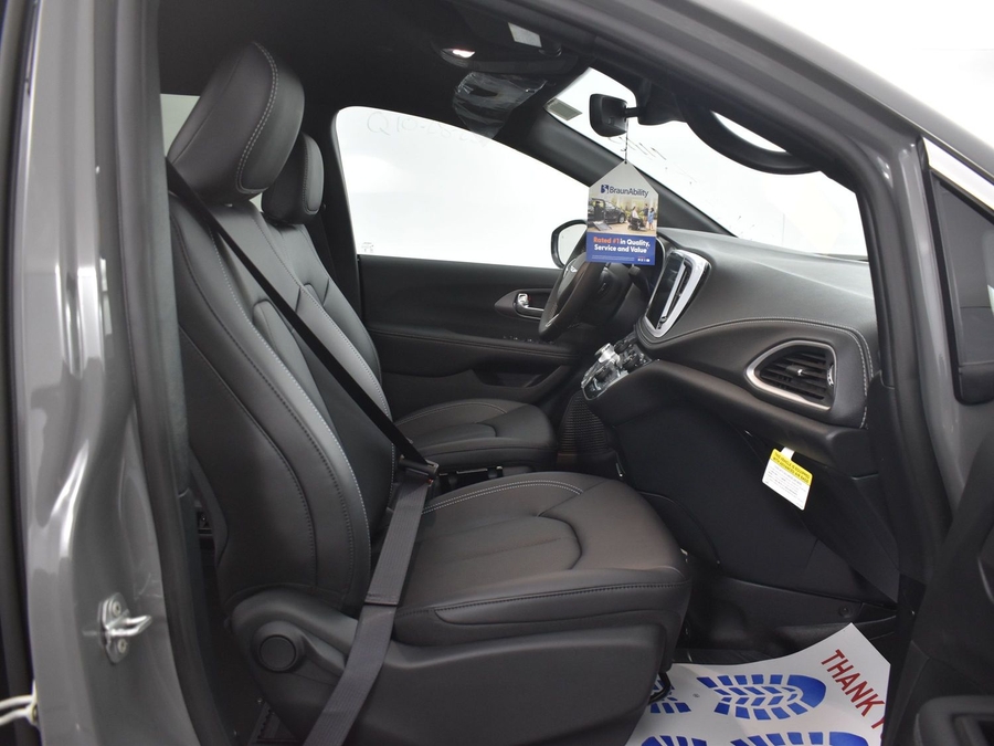New 2025 Chrysler Pacifica Select Safety - BraunAbility Side Entry Entry In Floor Automatic Ramp