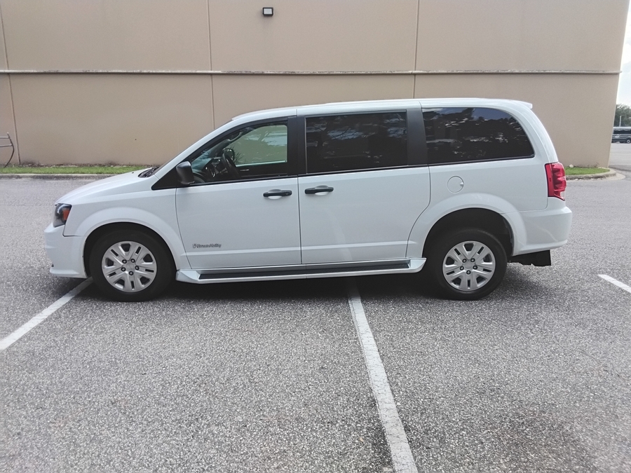 Dodge Grand Caravan blanco con rampa plegable manual de entrada trasera