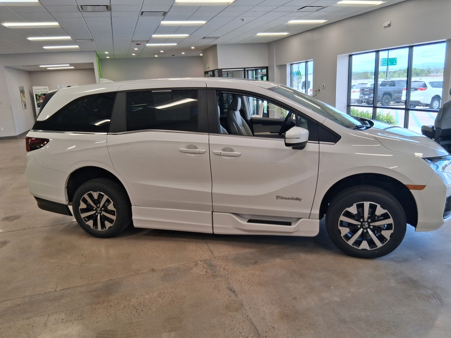 White Honda Odyssey image number 3