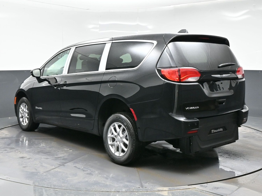 Black Chrysler Voyager image number 4