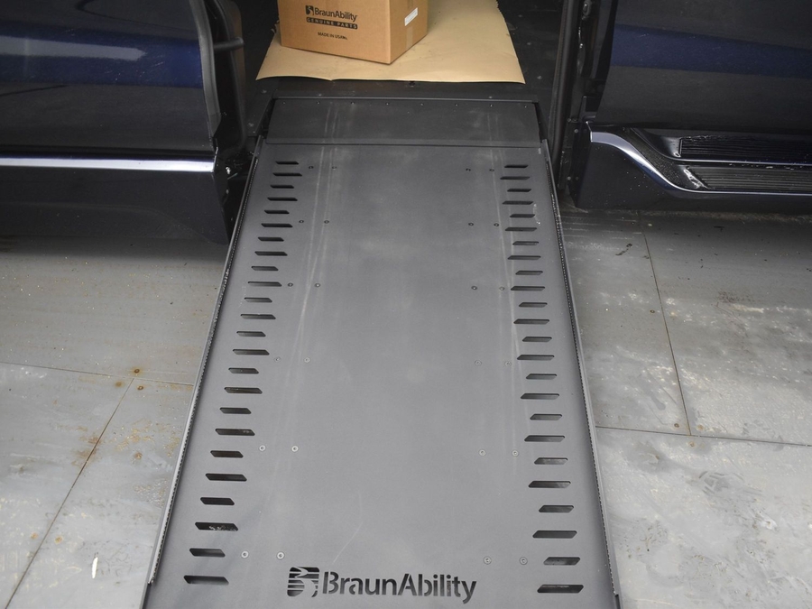 New 2025 Toyota Sienna Hybrid XLE Plus - BraunAbility Side Entry Entry In Floor Automatic Ramp