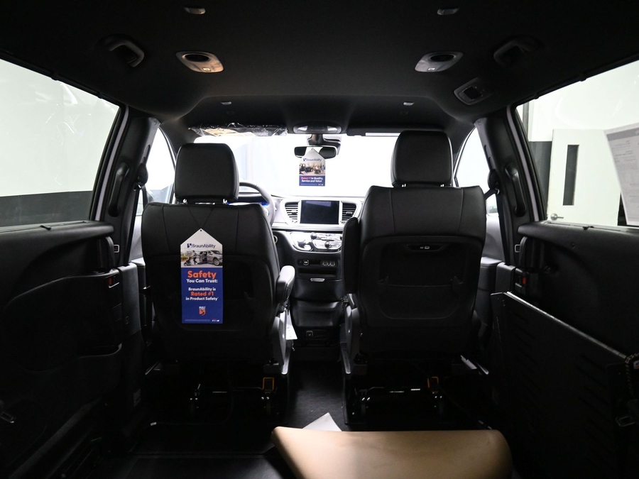 White Chrysler Pacifica image number 14