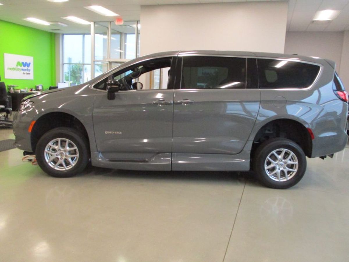 Grey Chrysler Pacifica image number 2